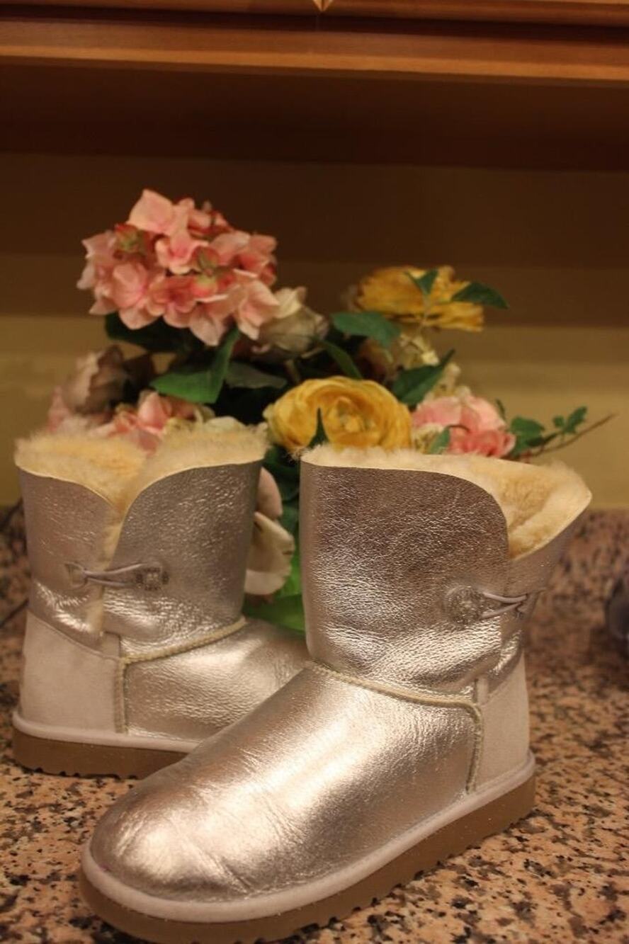UGG 3375 Bailey Button Silver size 6 (500